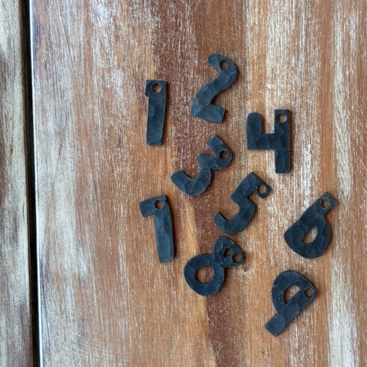 TOPANGA Zakka India Hammered Iron Number Plate SS 2cm Black 　インド　ハンマーアイアンナンバープレート　極小　ブラック　看板　サインプレート　鉄　住所　店舗　槌目