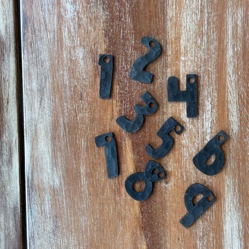 TOPANGA Zakka India Hammered Iron Number Plate SS 2cm Black 　インド　ハンマーアイアンナンバープレート　極小　ブラック　看板　サインプレート　鉄　住所　店舗　槌目