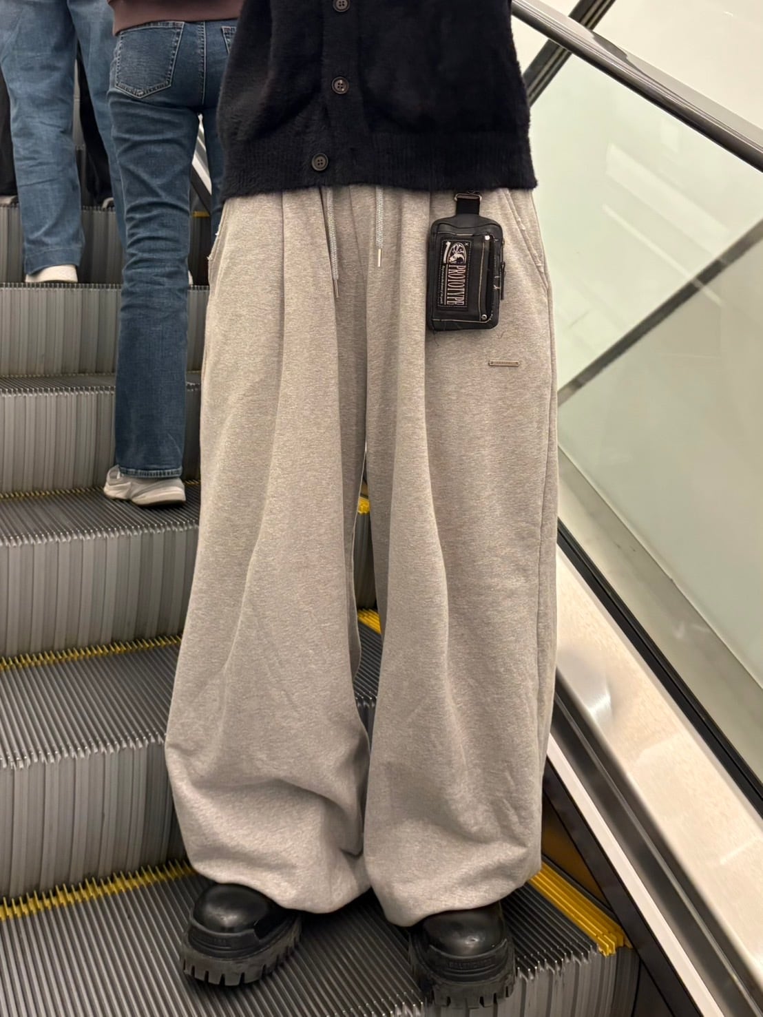 即納】RADIANT original tuck wide sweat pants | 韓国ファッション