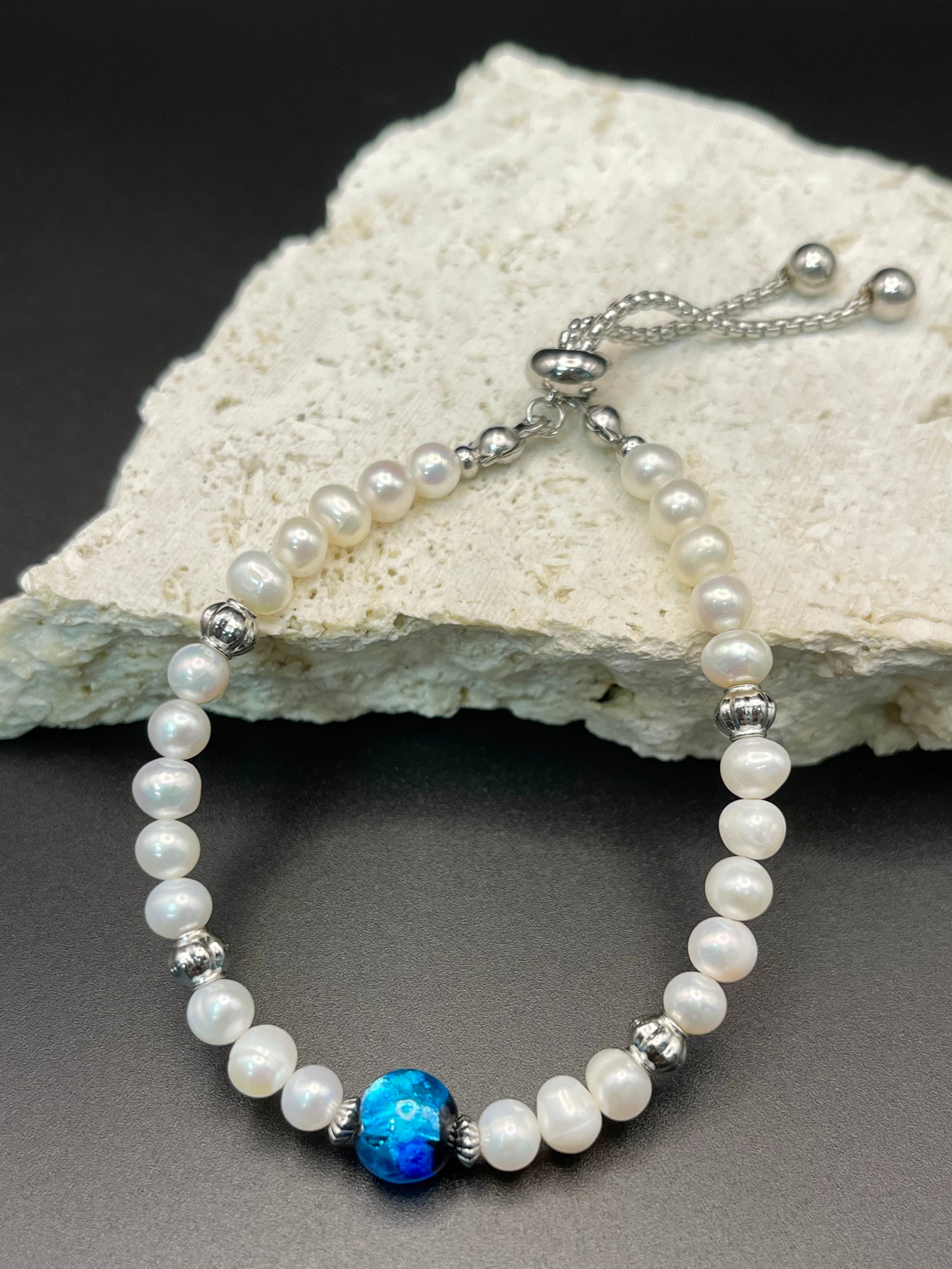 ブルー×ホワイト 編み込みブレスレット パール付き ブルーホタルブレスレット | SANBASHI 平和通り