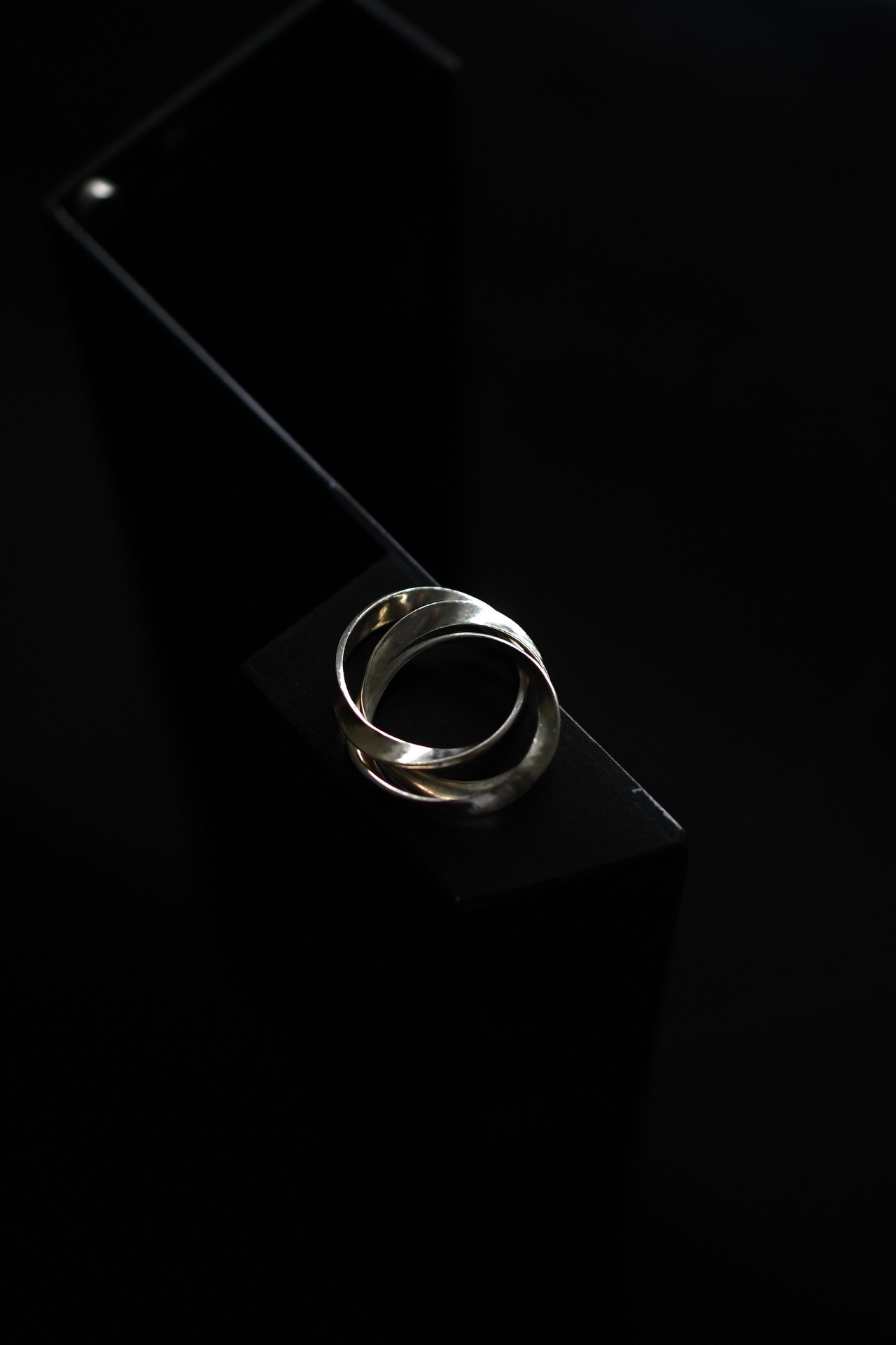 OVAL GIMMEL RING