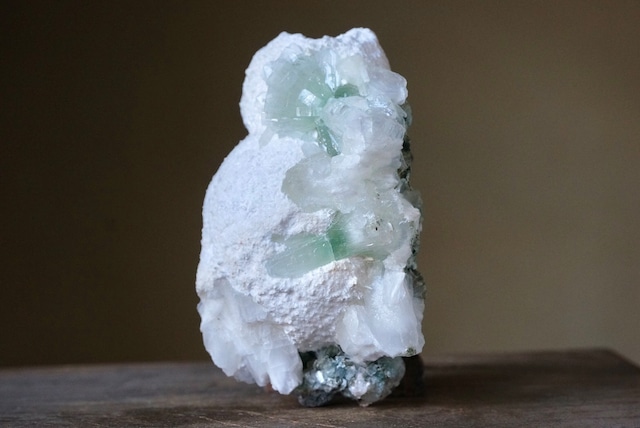 特大モルデナイト / グリーンアポフィライト Green Apophyllite / Mordenite