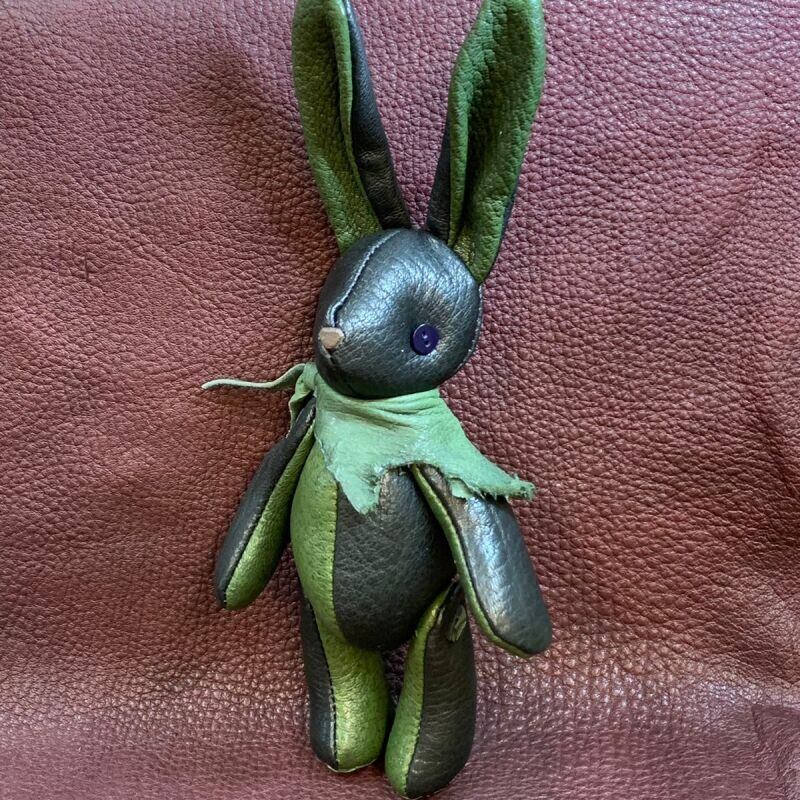 ジビエレザー鹿革ベルラビ★端革を使ってアップサイクル「ベルズラビット」写真の1点販売です　ダークグリーン系