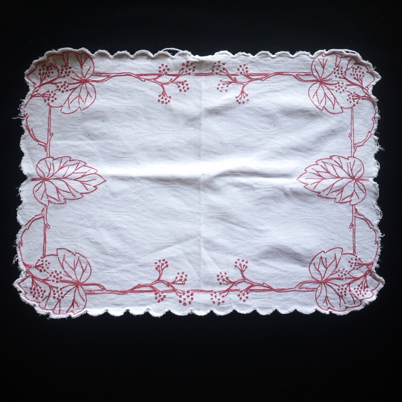 レッドワーク 一色刺繍 スクエアテーブルセンター42cm 赤い実と葉