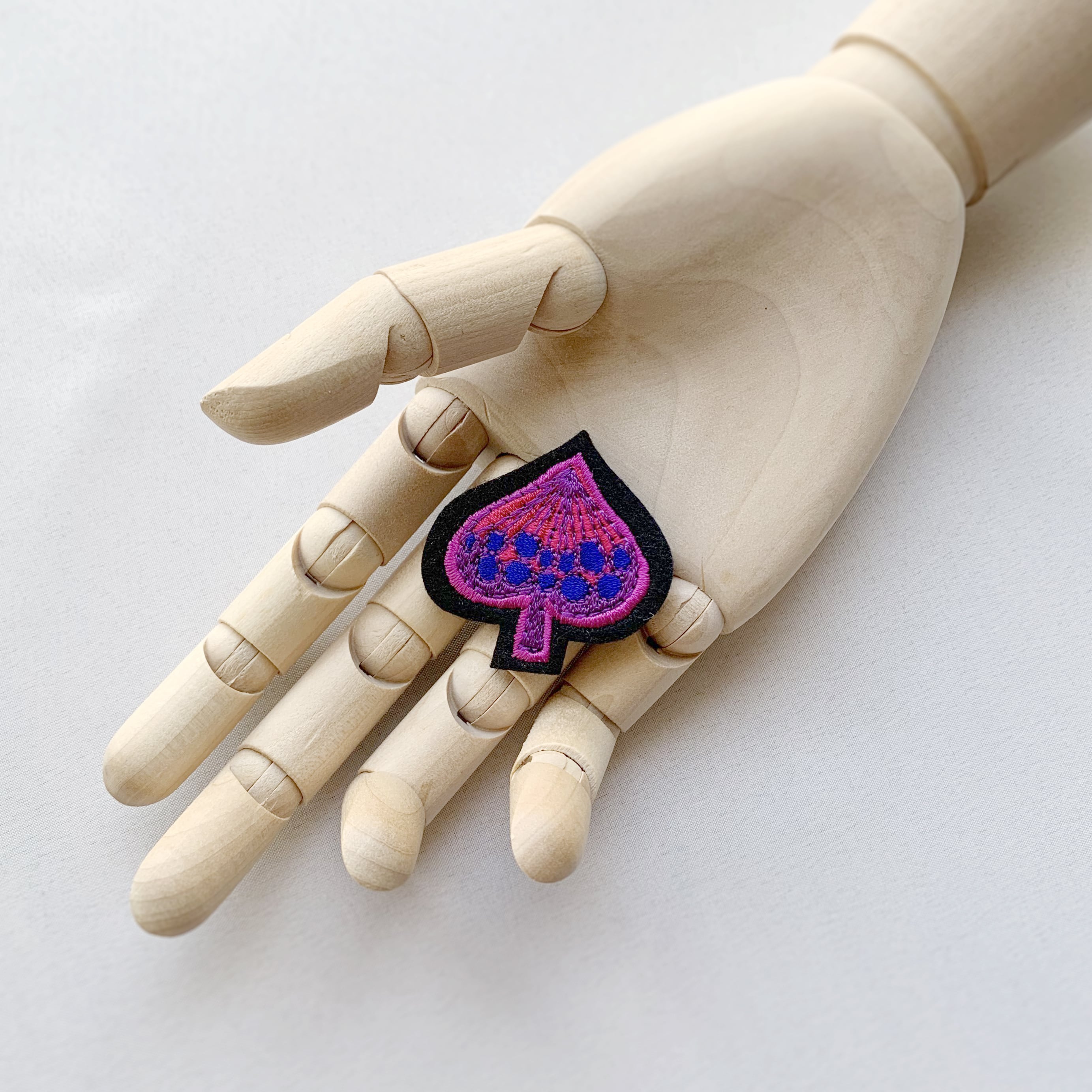 刺繍ブローチ  (br-174）3色