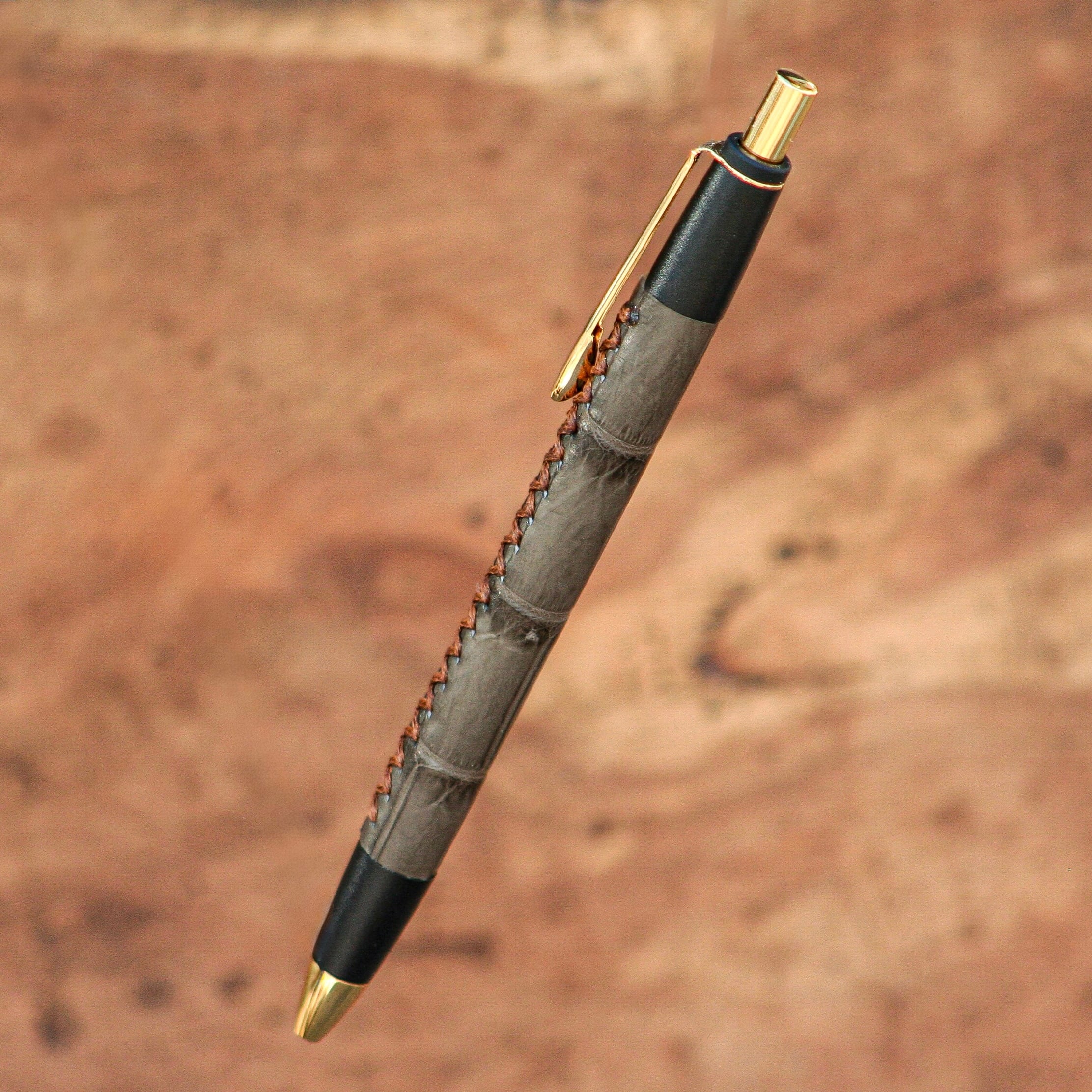 ☆不定期販売☆ 革軸ペン【クロコダイル ヴィンテージカーキー