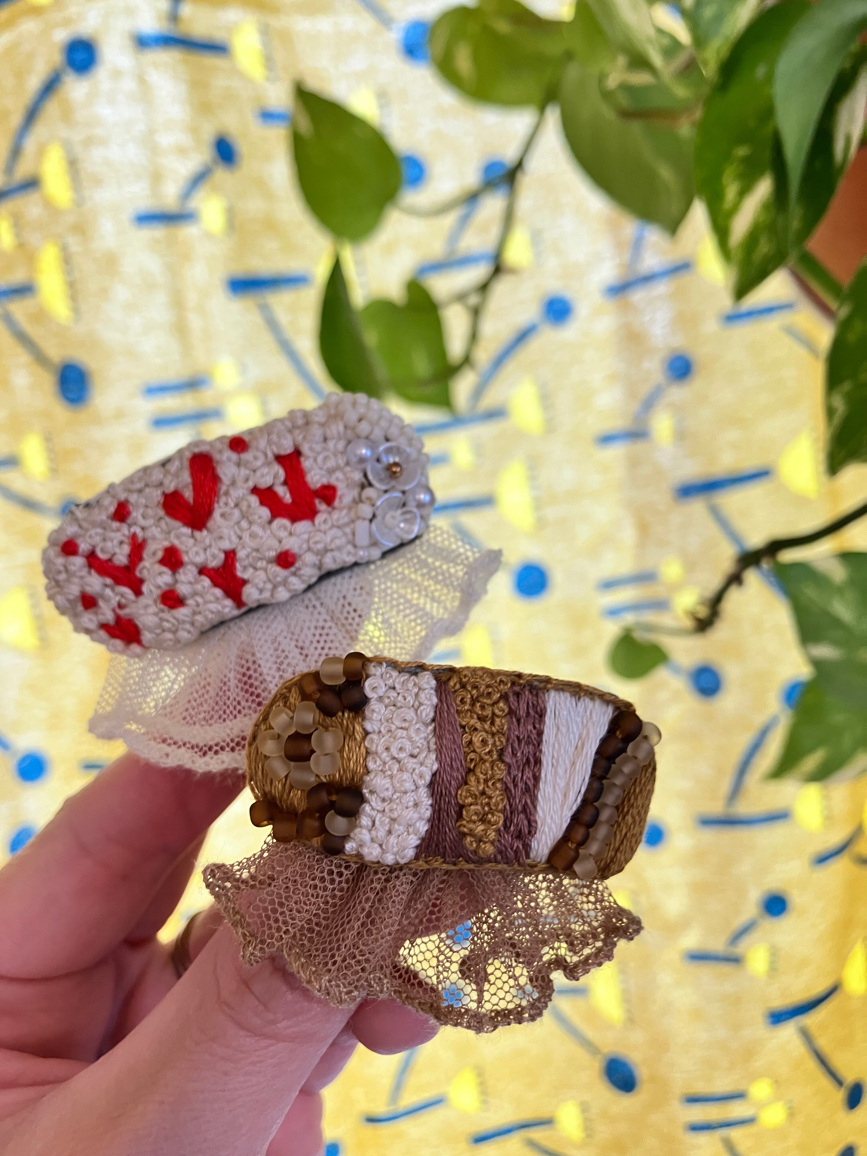 くるみボタンブローチ bird | ihana kos 暮らしを彩る かわいい 刺繍