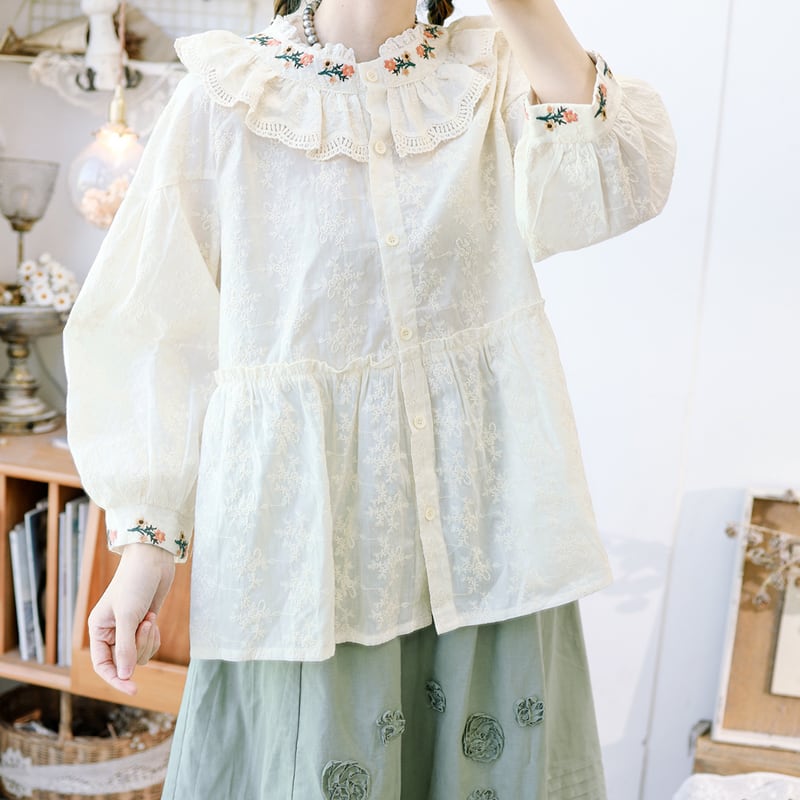 襟と袖口のポイント花刺繍切り替えギャザーブラウス W0406