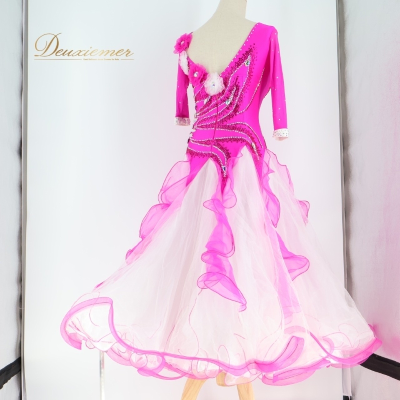 社交ダンス 衣装 スタンダード ドレス スタンダードドレス ワンピース デモ 競技 フリル レース 花 発表会 パーティ かわいい 豪華 ピンク系 ホワイト系 ビビッド ピンク キュート エレガント おしゃれ フェスティバル ダンスパフォーマンス コスチューム