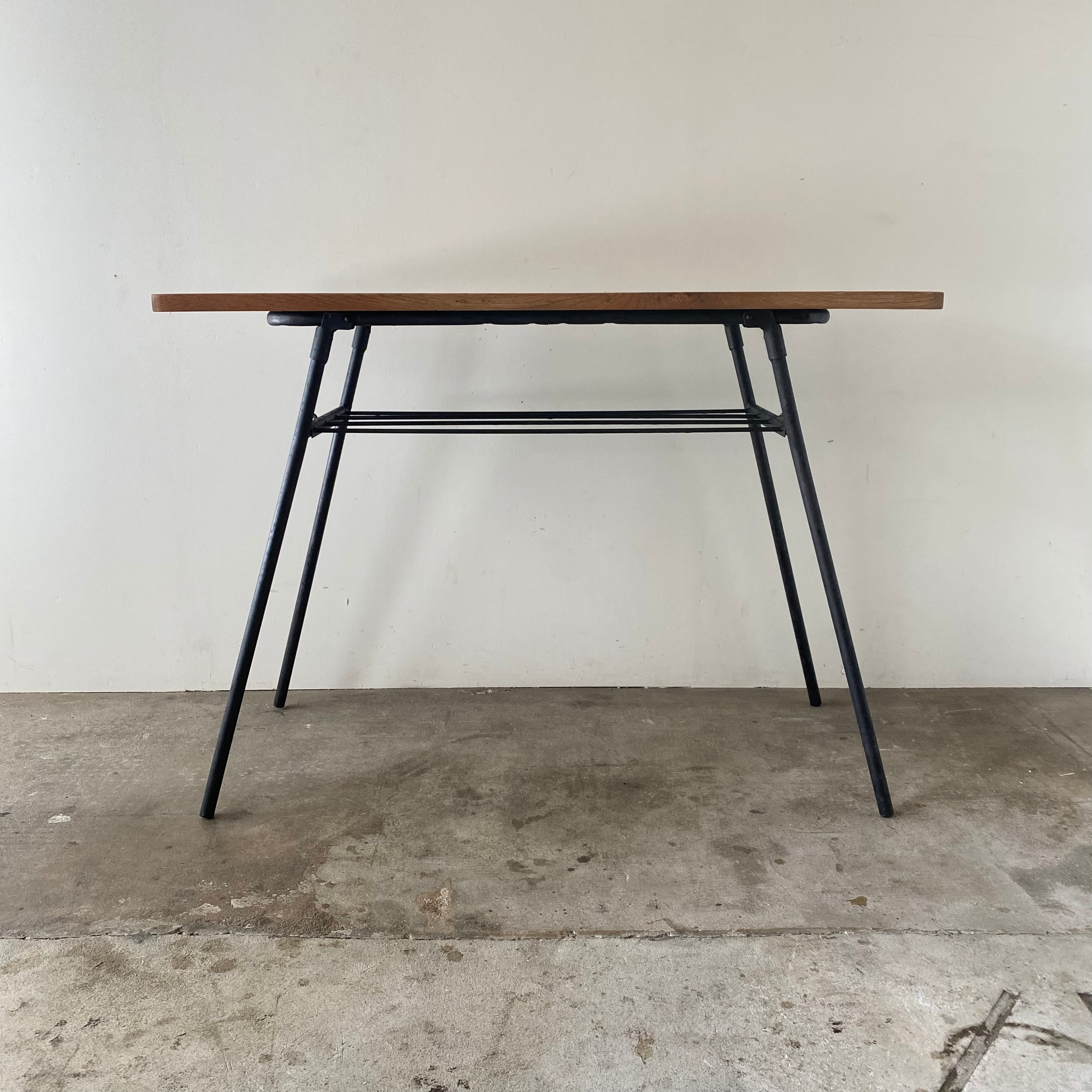 折りたためる鉄脚のテーブル　0980