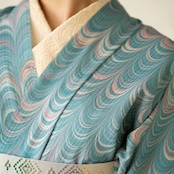 「夜明けの光を纏うドレープのような墨流し」〜洗えるきもの(シルジェリー格子柄)〜