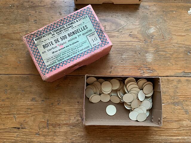 フランス語文字が入った可愛い紙の箱(赤)