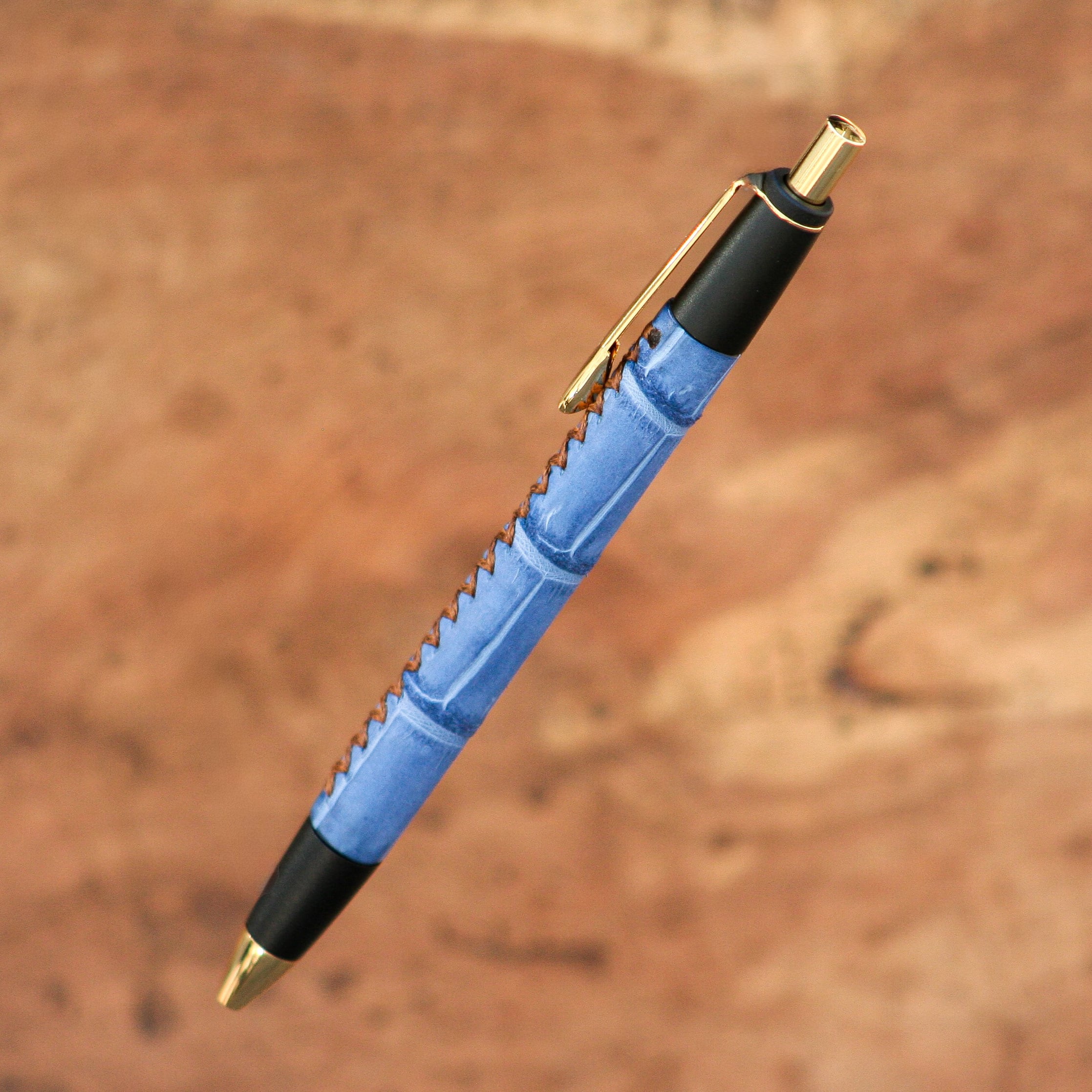 ☆不定期販売☆ 革軸ペン【クロコダイル ヌバック ブルー】 | Schicksal