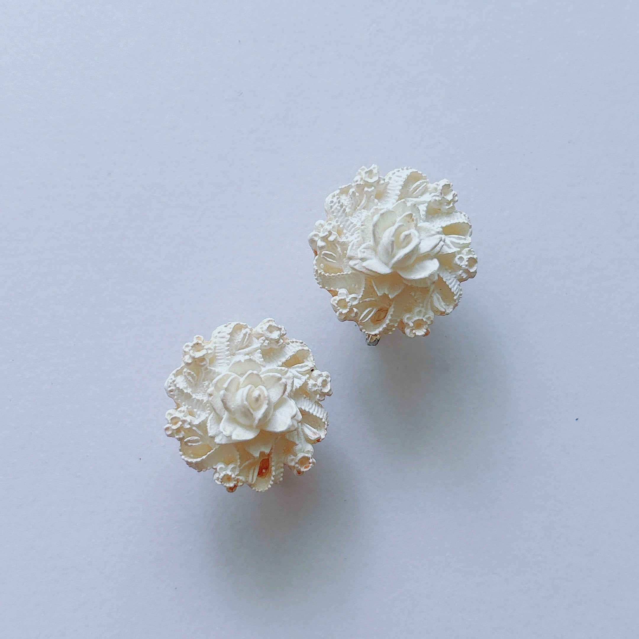 ヴィンテージバングル & イヤリング セルロイド Vintage 50s - 60s white ivory celluloid flower earrings