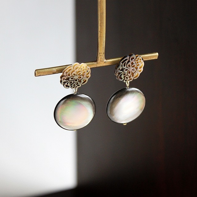 14Kgf｜Arabesque 艶やかブラックシェルの大ぶりピアス / イヤリング変更可