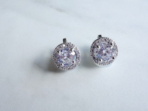 round stone earring