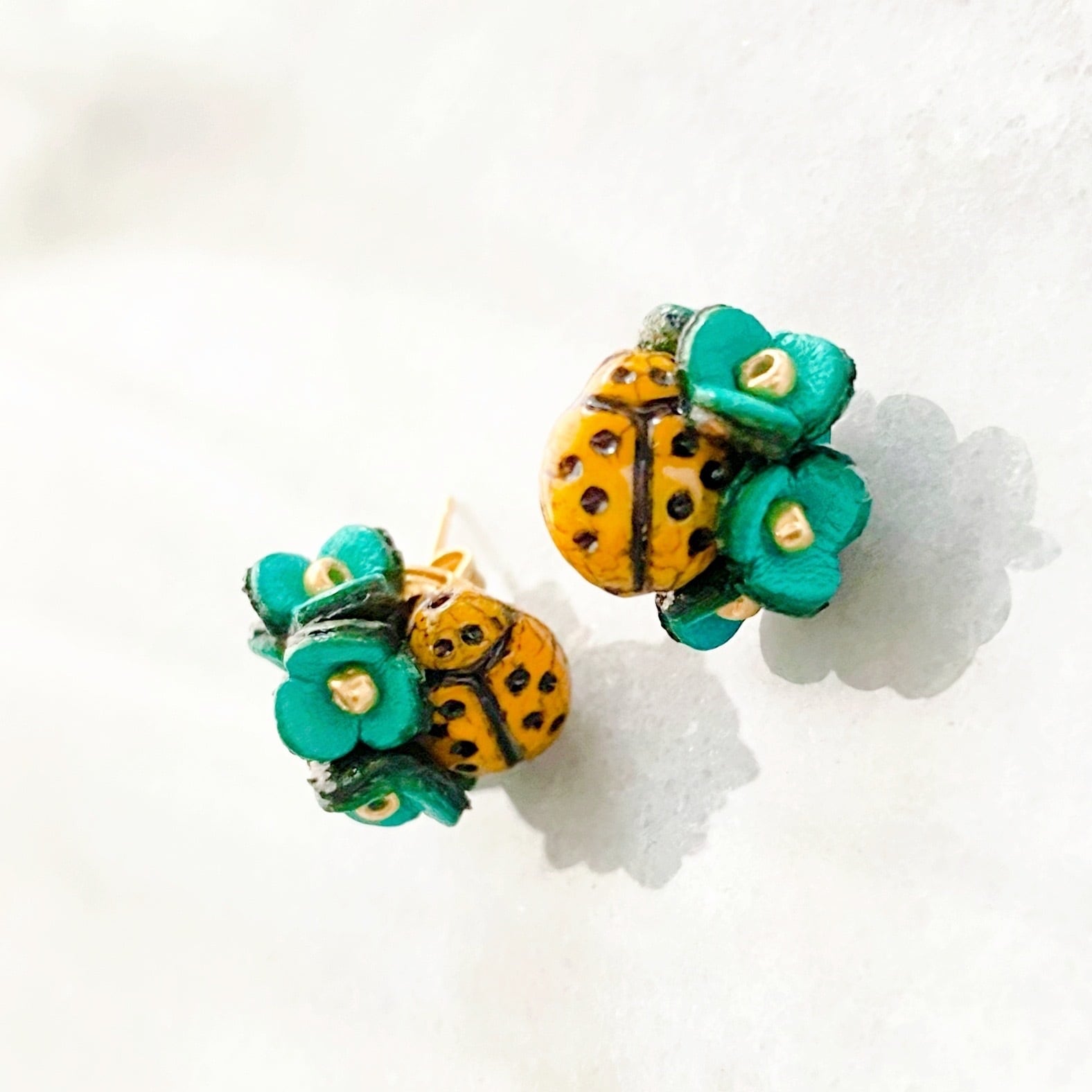 てんとう虫とお花のピアス/イヤリング(イエローてんとう虫