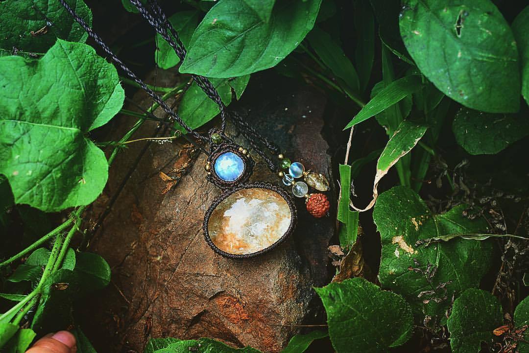 輝くブルーシラー★ムーンストーンと黄金ガーデンクォーツ マクラメペンダント