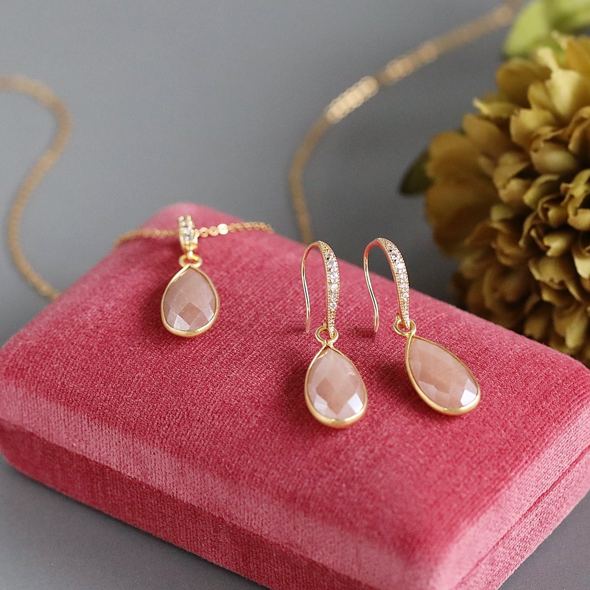 月の女神 ピーチムーンストーンのひと粒ピアス｜18KGP｜くすみピンク