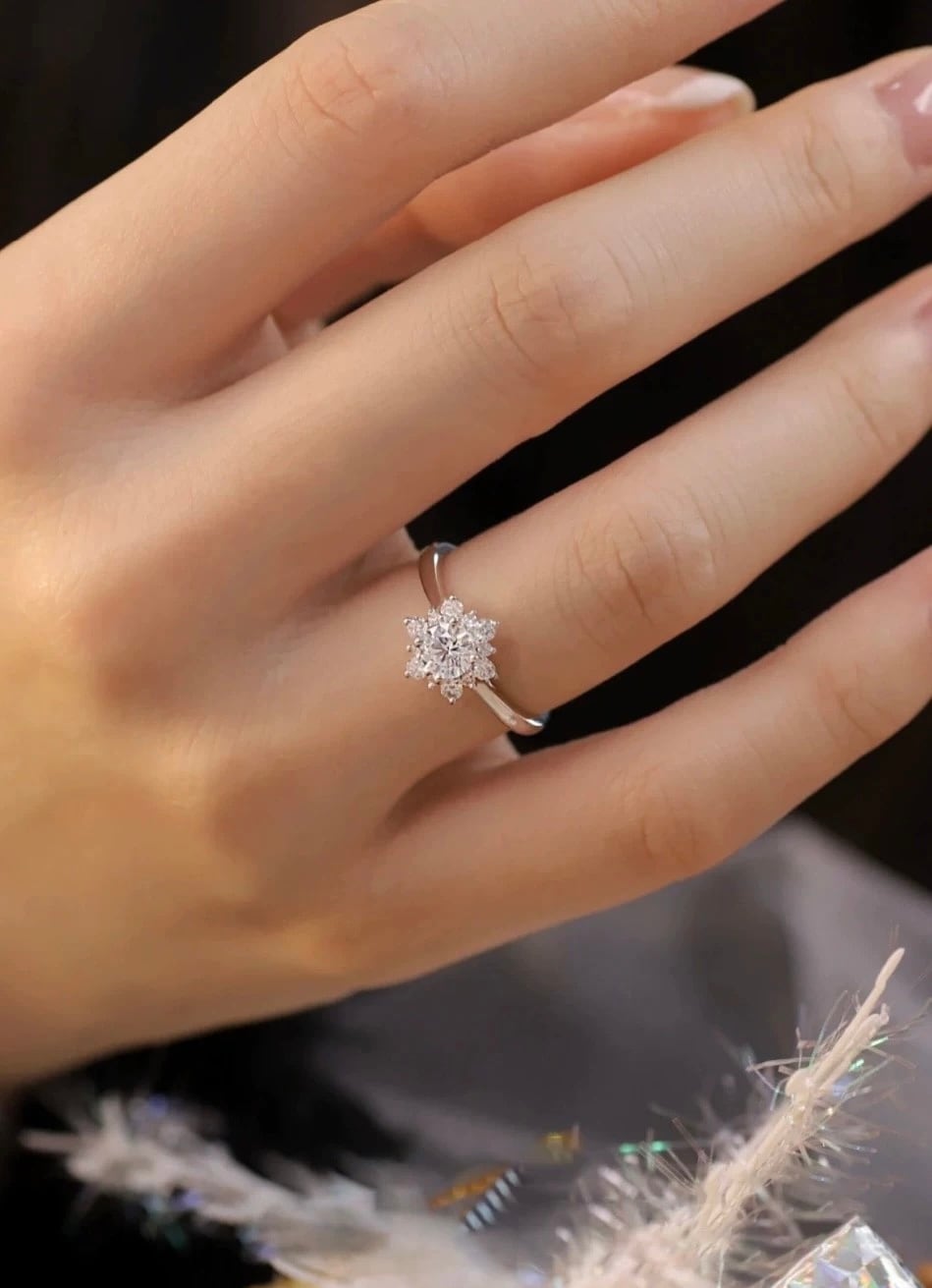 雪の結晶 シンプル モアッサナイト キラキラ 冬 0.5ct 雪の結晶 シンプル モアッサナイト キラキラ 冬 0.5ct