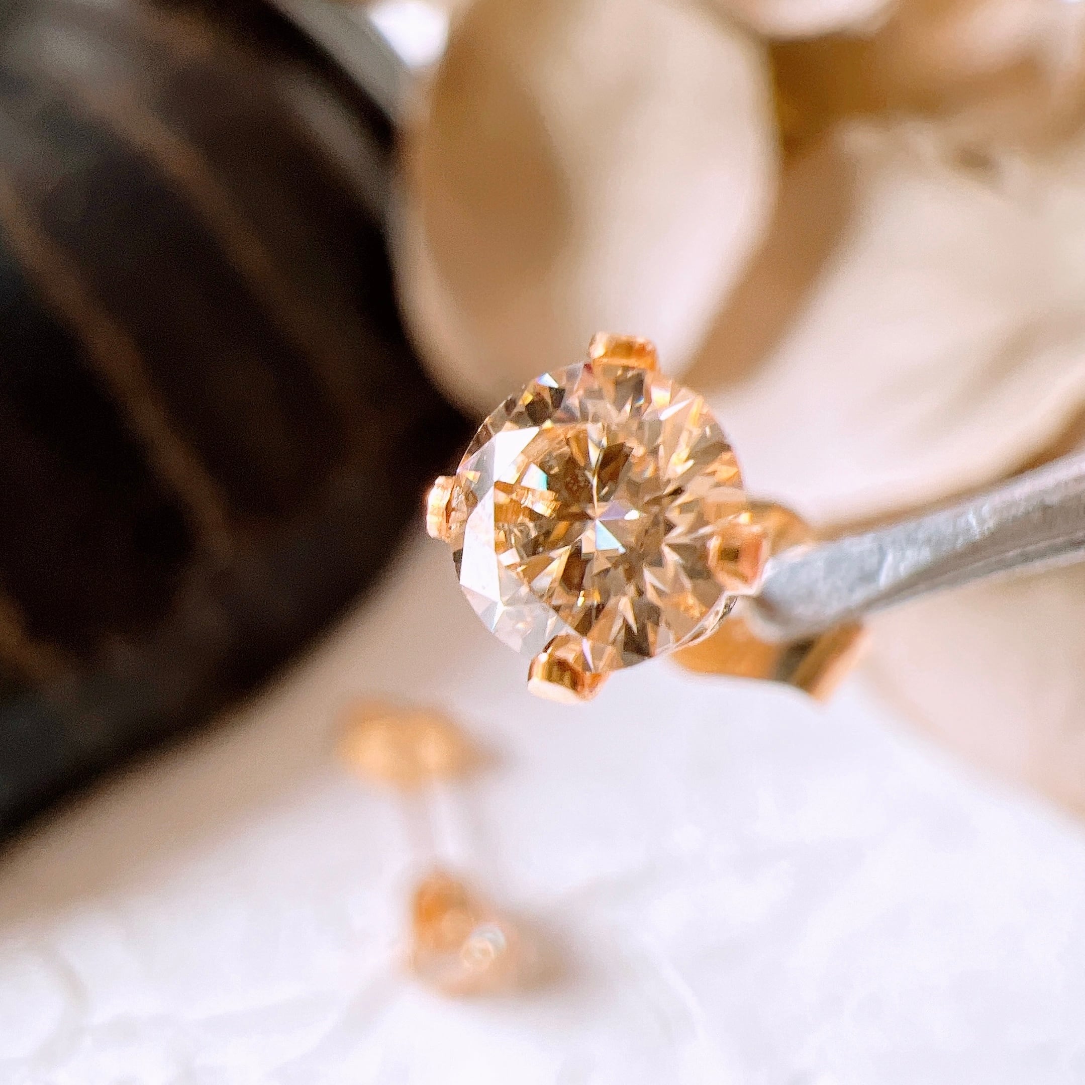 14kgfモアサナイトAAAラウンドピアス】4mm シャンパンカラー | Anemoon