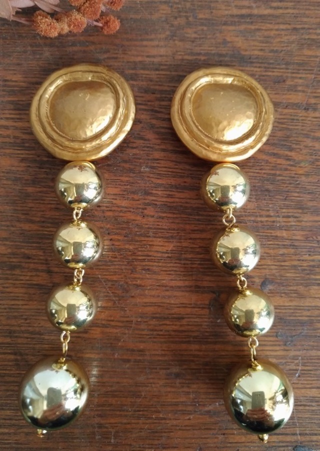 ゴールドのロングピアスorイヤリング（vintage botton)