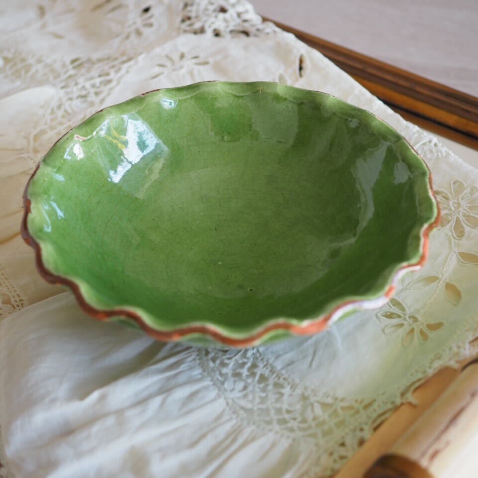 淡い緑釉のプロヴァンス陶器 | ヴィラモンローズ