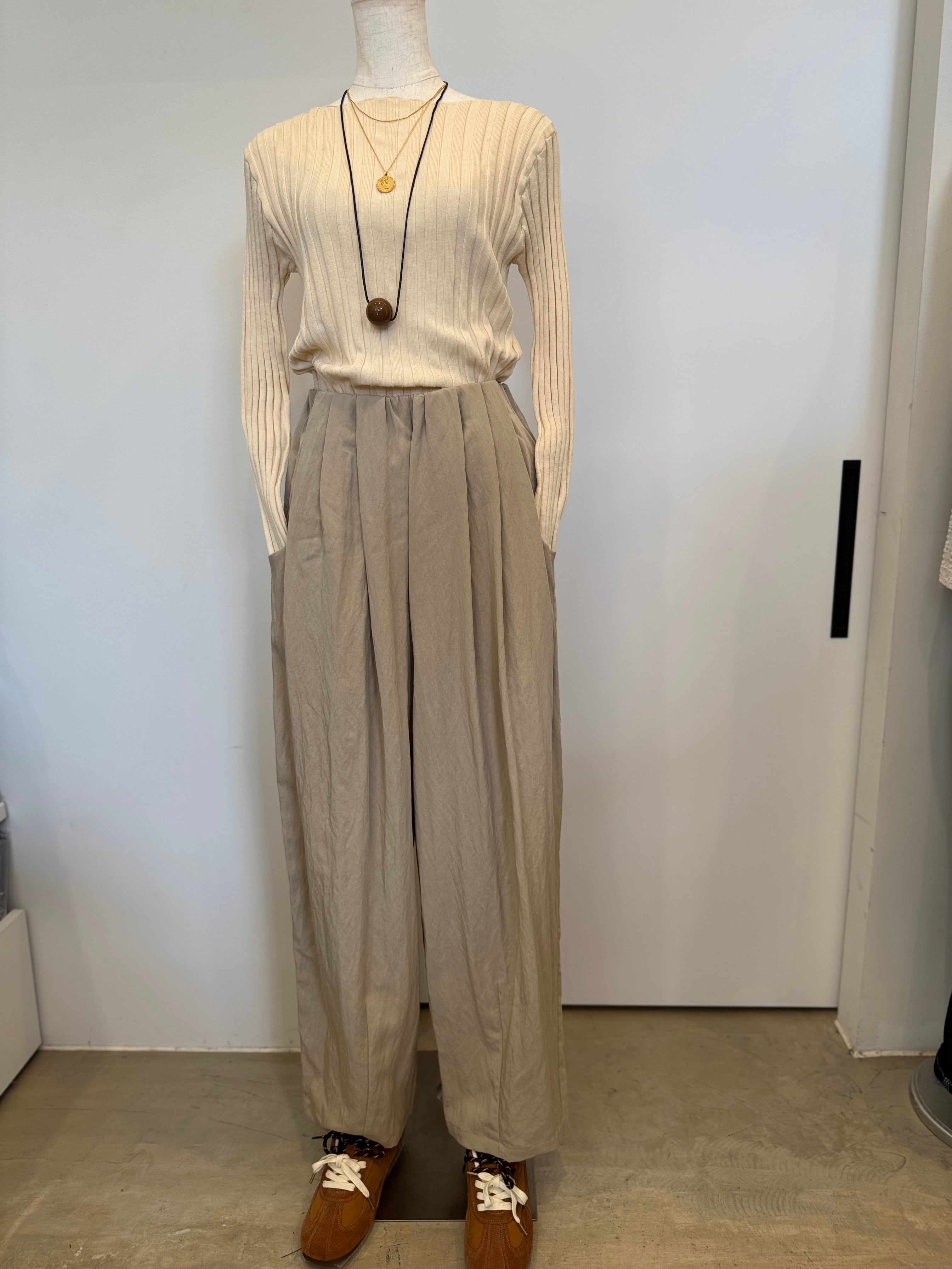 【CHIGNON】フロントタックカーヴィーパンツ　3261-026MK