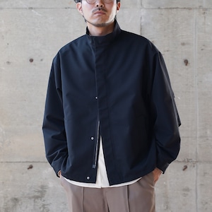 【10/9発売】力は抜いても、余白と品は纏う「尾州ウールスタンドカラーブルゾン」