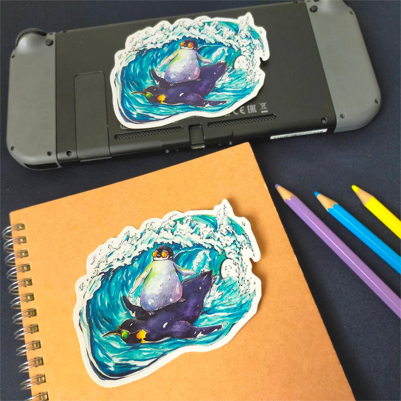 波乗りペンギン 耐水ステッカー | オトンノアトリエ