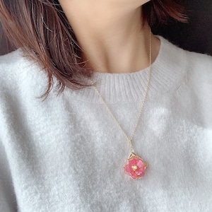 色が変わる牡丹桜のネックレス