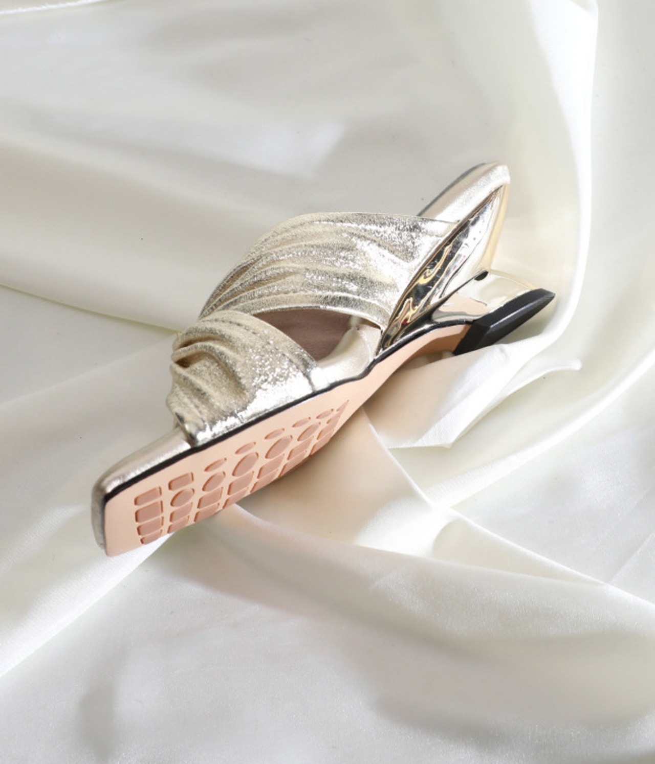 リボン付きストラップサンダル