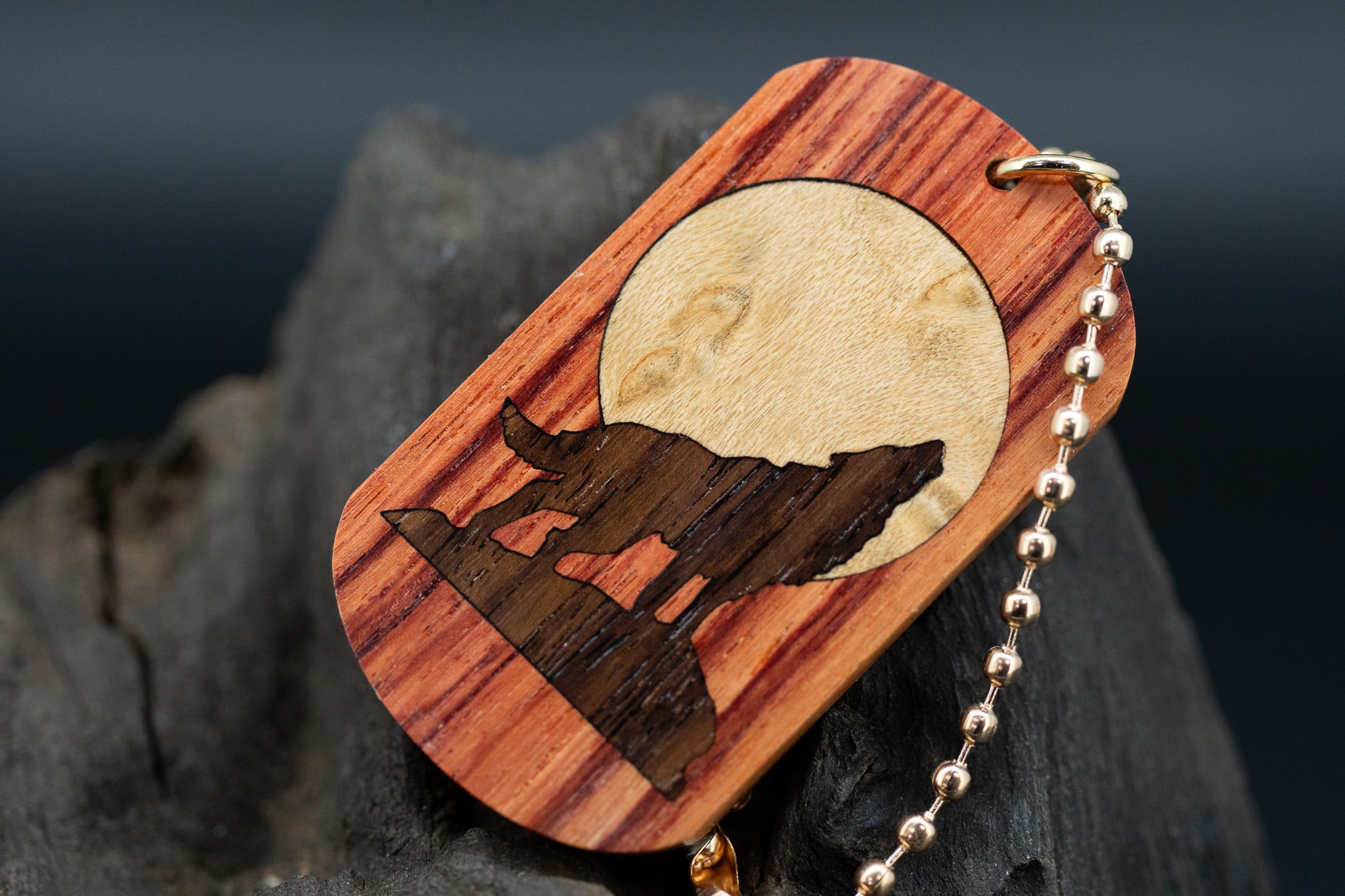 【 木材の女王】 チューリップウッド ドッグタグ 象嵌 月と狼