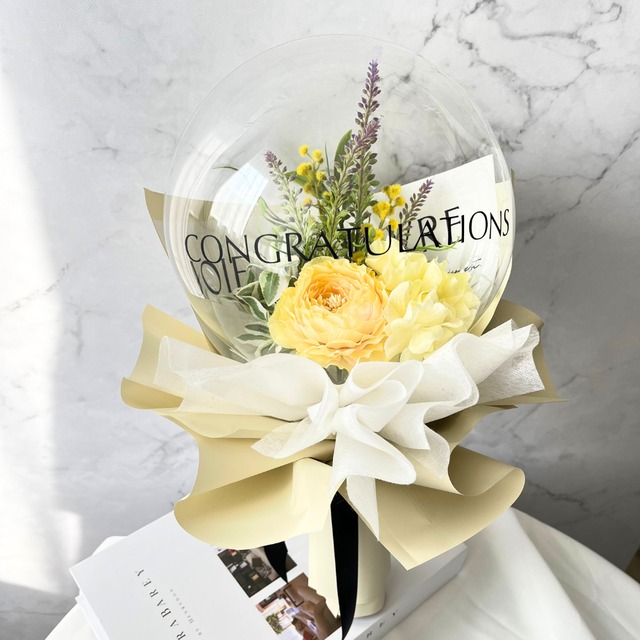 春の陽だまり: ミモザとサテンリボンのバルーンブーケ