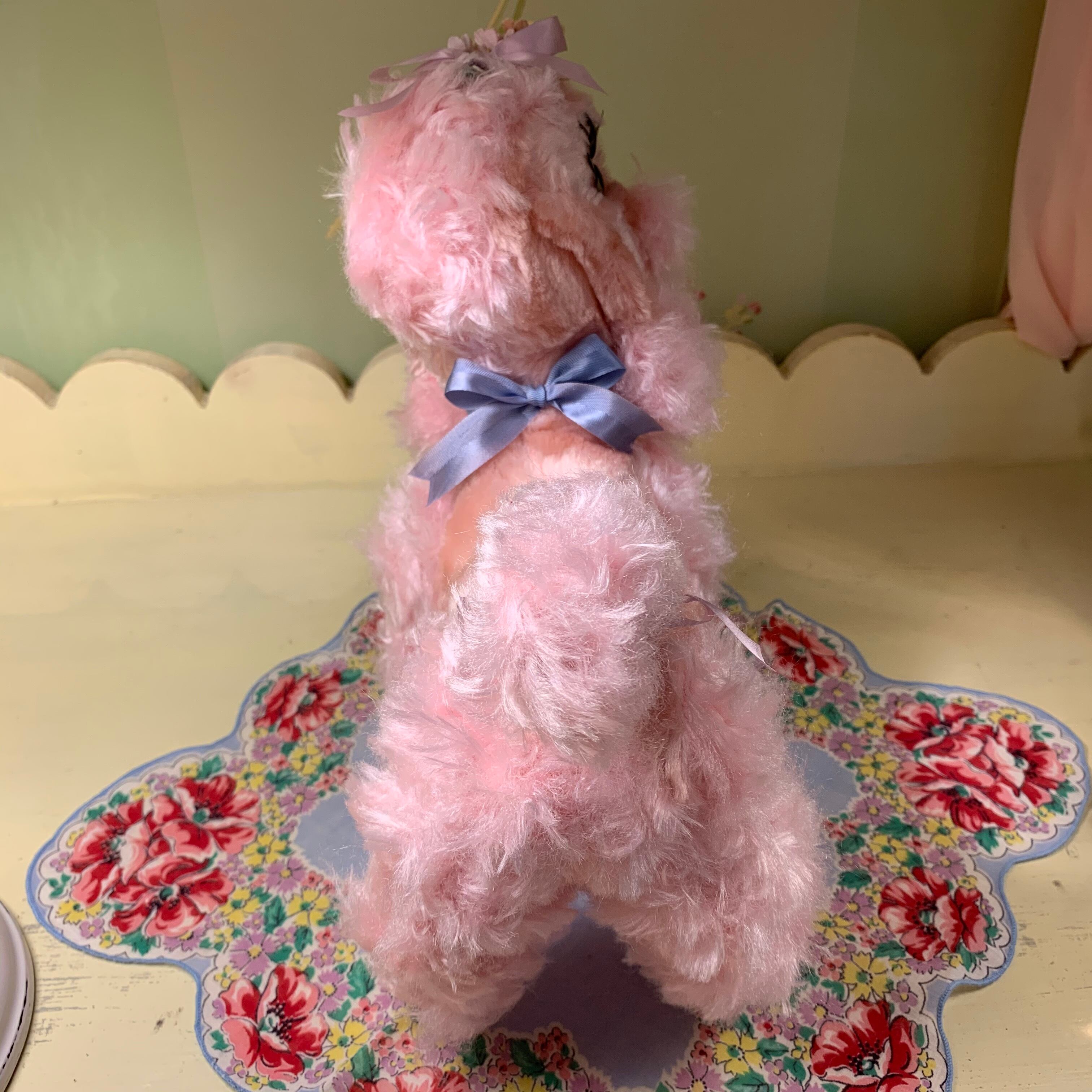 ピンクのヴィンテージプードルのぬいぐるみ（お花のブーケ飾り付き