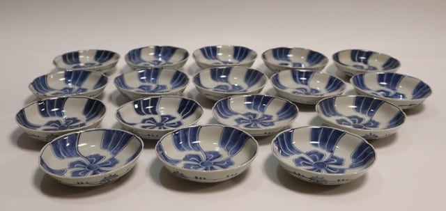 古伊万里染付 捻り花紋小皿 17客 | 賢祥堂 うつわ店 古伊万里染付 捻り花紋小皿 17客 | 賢祥堂 うつわ店