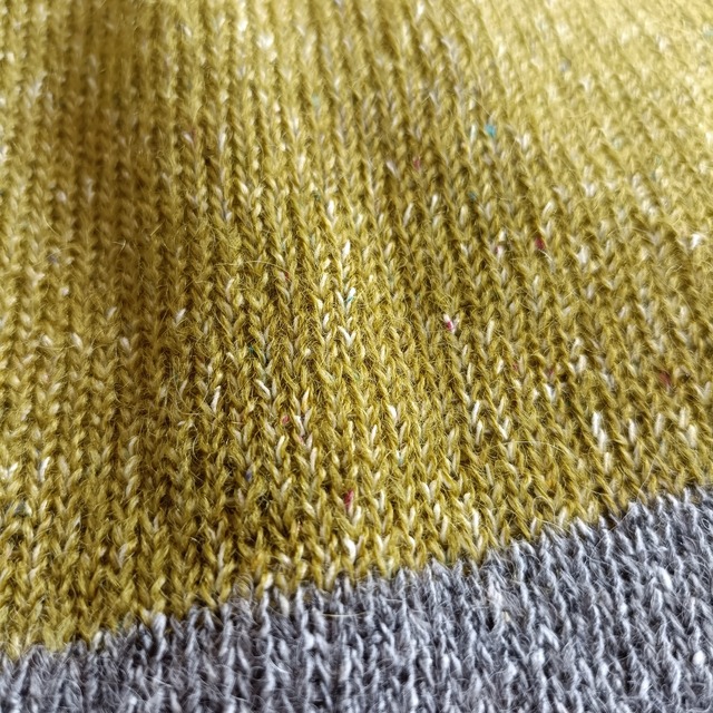 シルクウールポッケ付きニット　２色（カラシ、グラスグリーン）