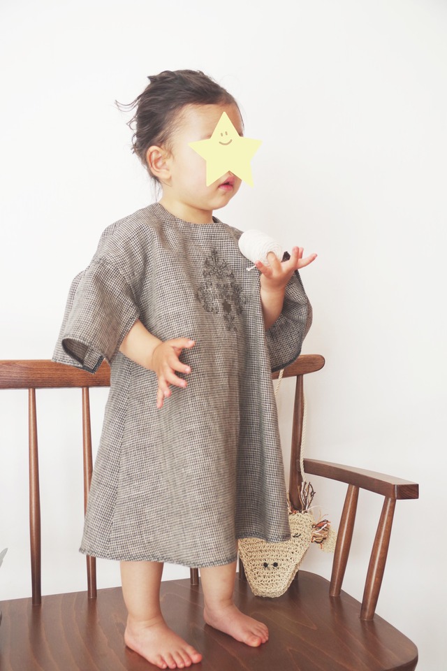 クロスの木刺しゅうのケープ風リネンワンピース / 90cmサイズ