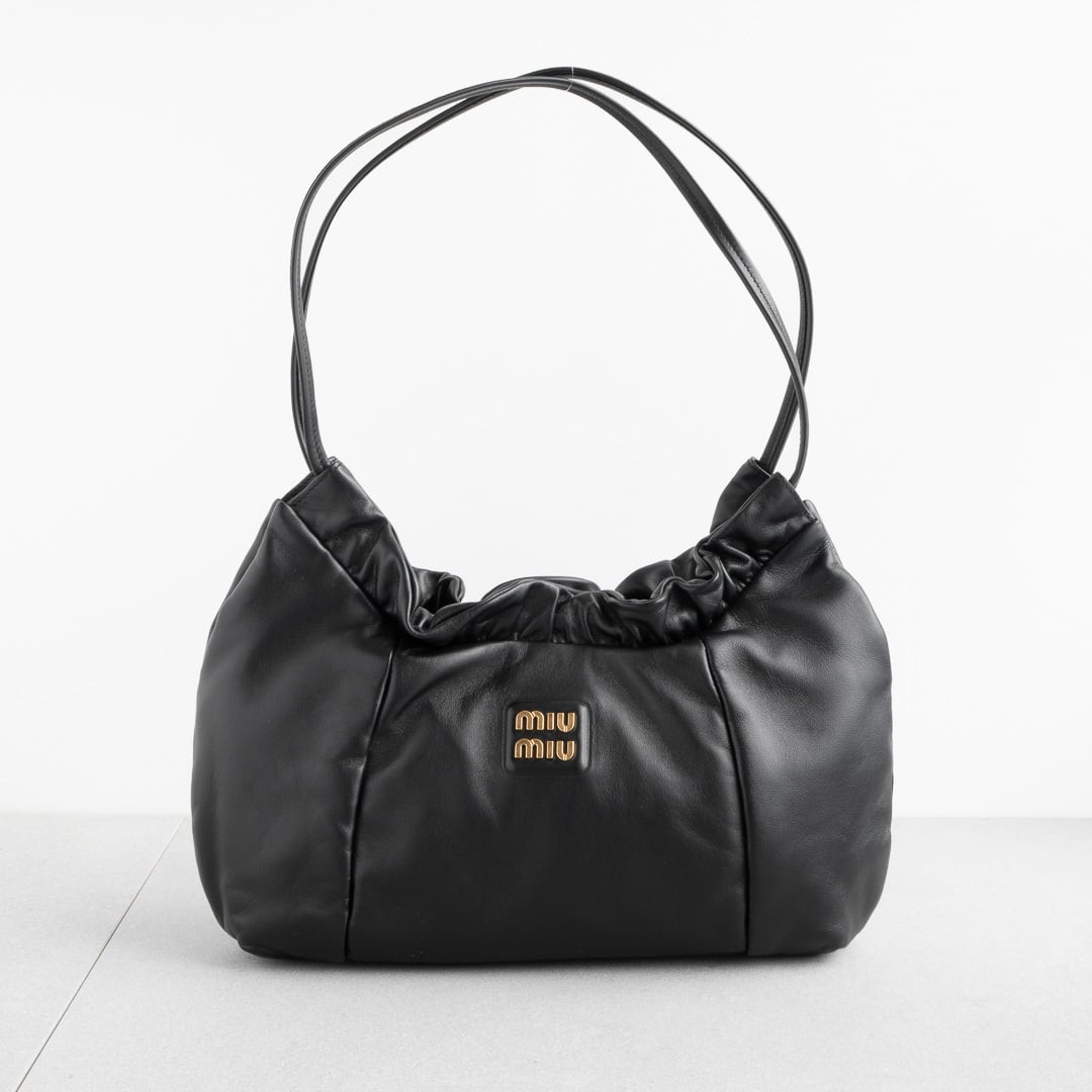 MIU MIU ロゴ入り ナッパレザー ホーボーバッグ ブラック | POCKET MAISON
