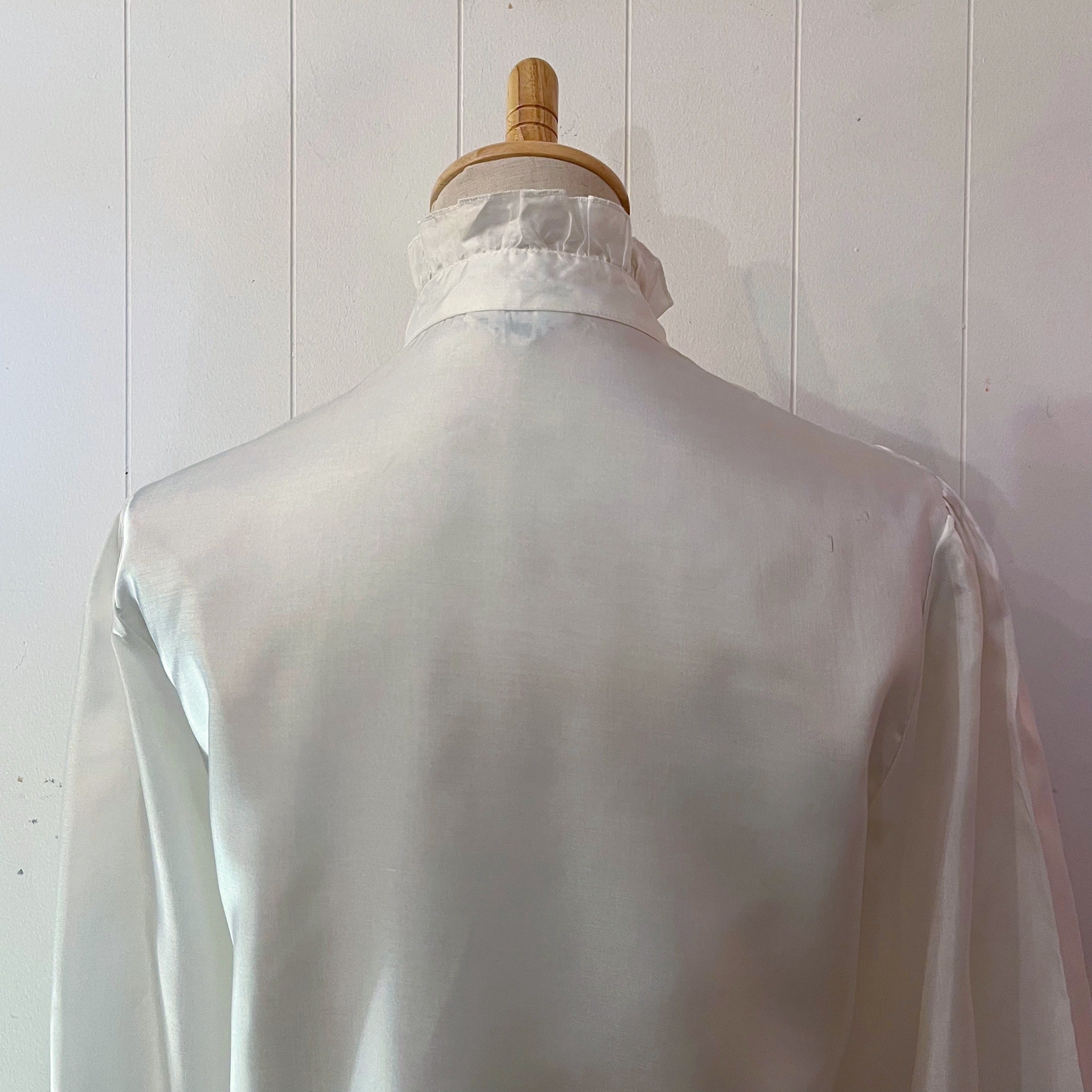 triangle frill mini scarf white blouse