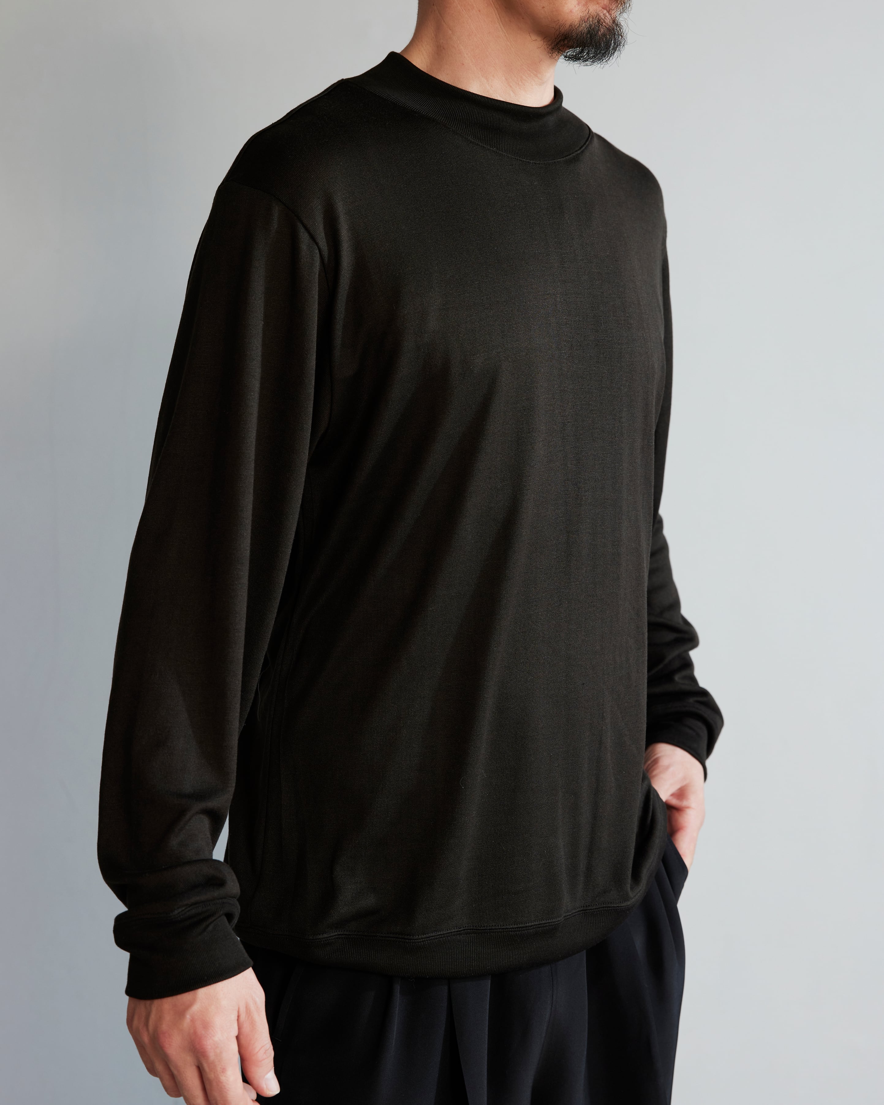 Nu Life in Silk モックネックニットT Black | Basara