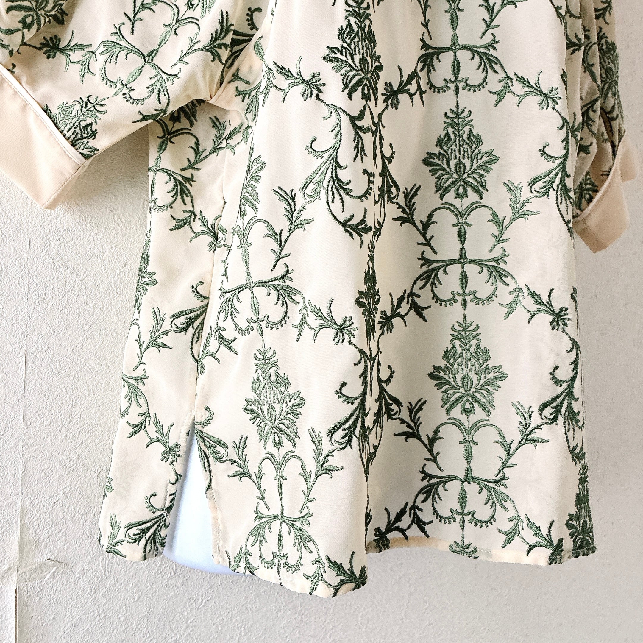 リリーブラウン Lily Brown オリエンタル刺繍チャイナトップス 半袖 花 リリーブラウン Lily Brown オリエンタル刺繍チャイナトップス 半袖 花