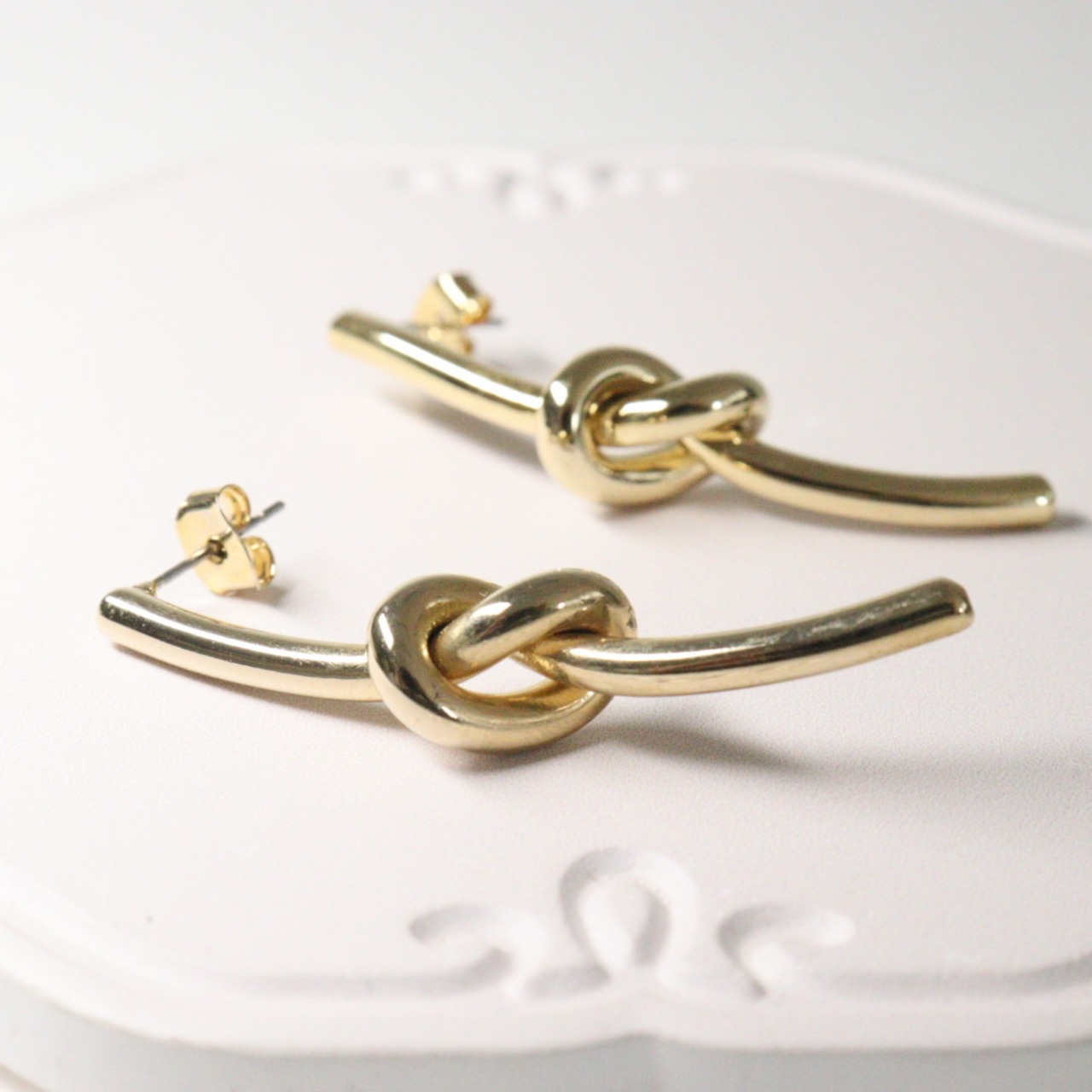 タイデザインピアス 紐を結んだようなデザイン 合わせやすいシンプルデザイン 韓国ピアス bittersweet