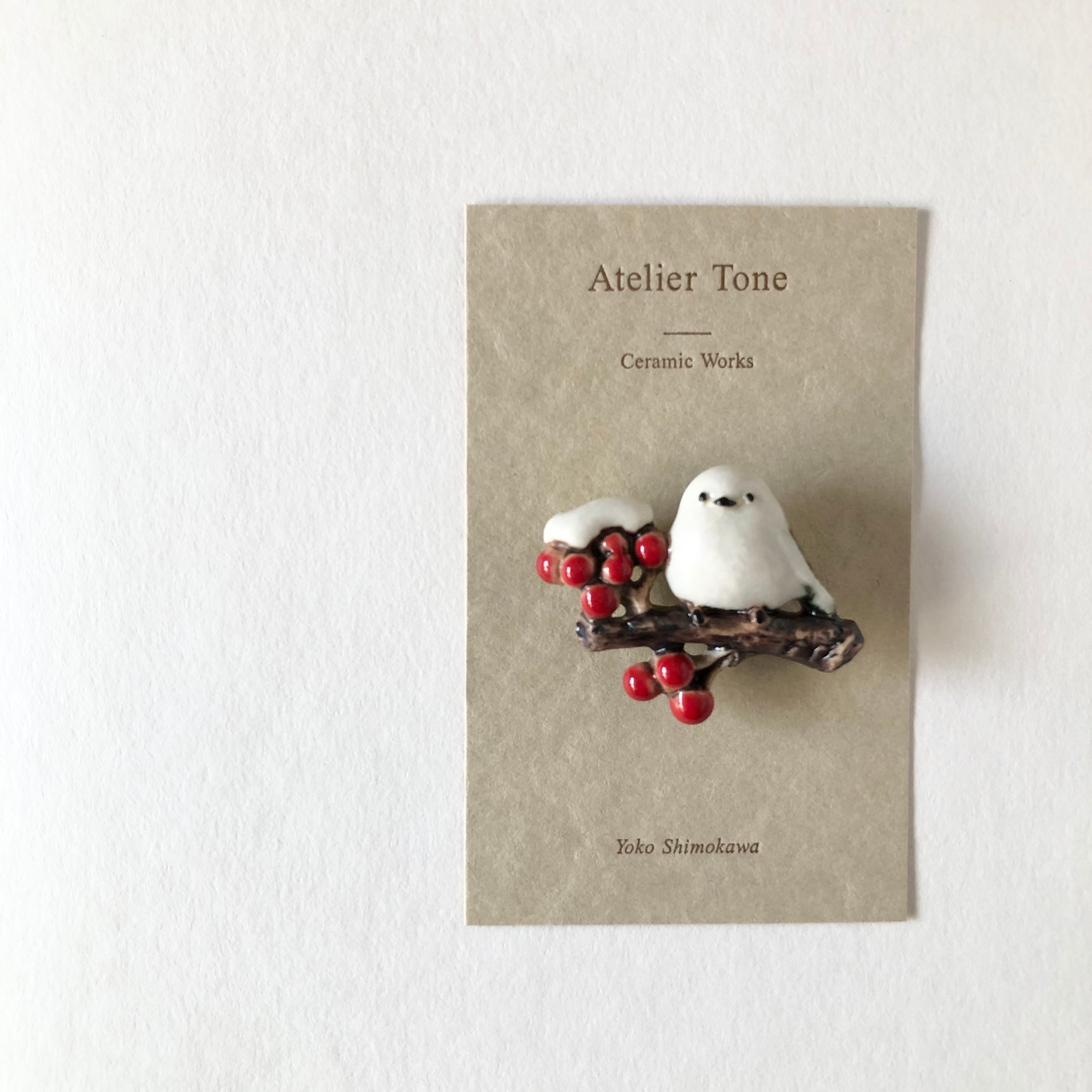 シマエナガと赤い実 ブローチ | Atelier Tone Online Shop