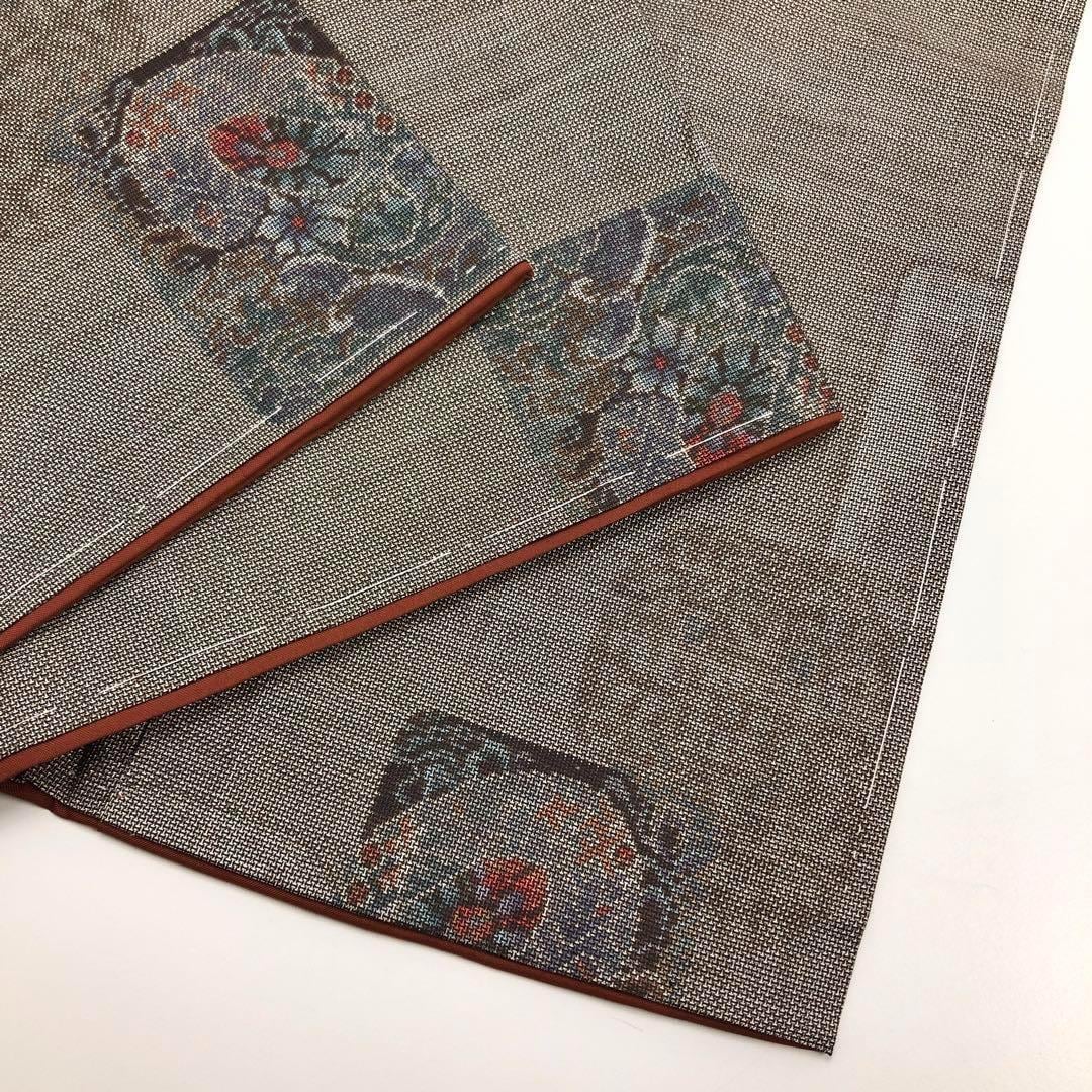 本場大島紬 カタス9マルキ 四角に花柄模様 しつけ糸 茶泥染 K-3526 