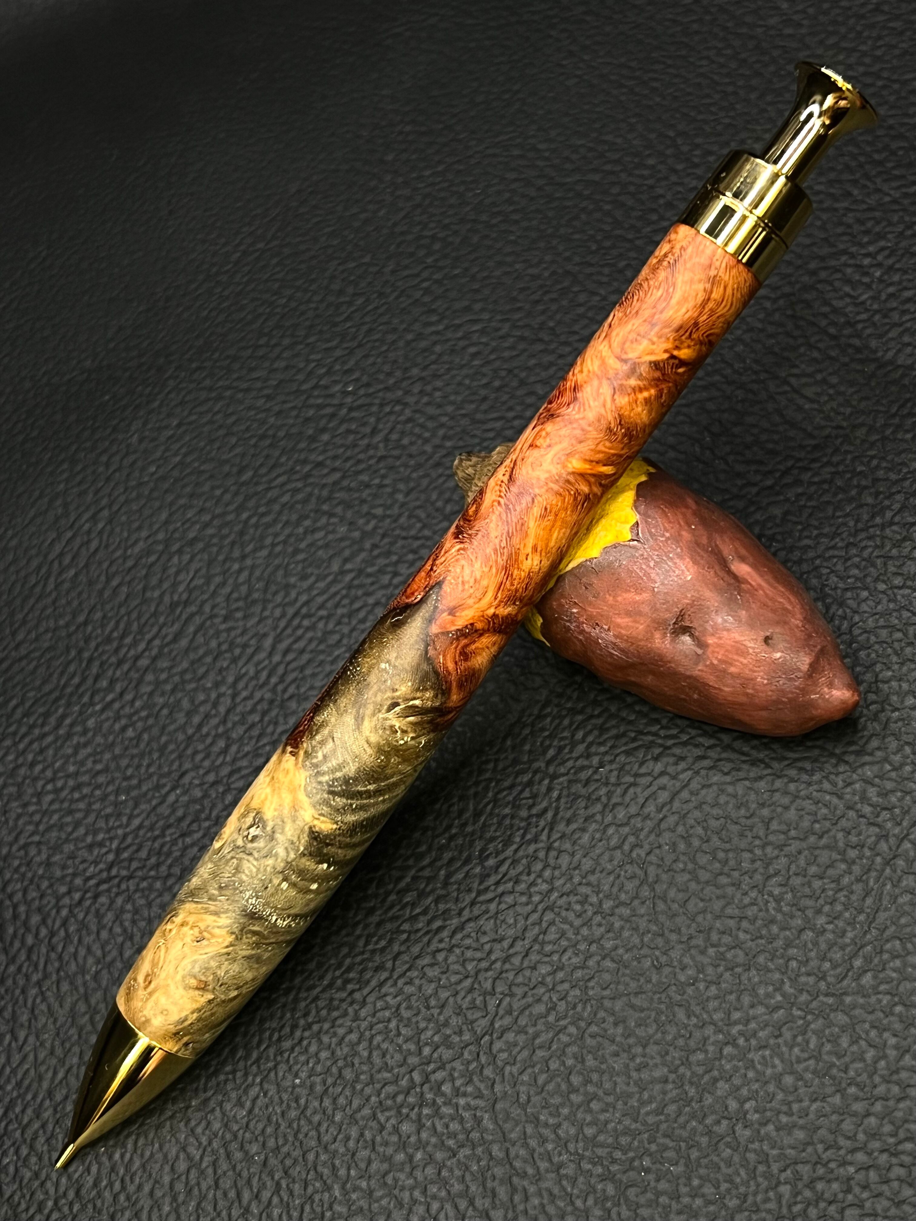 油*鶏様 新品 こぶた工房 ゴールデンローズウッド瘤 極上+グロテスク シャープ 2 ゴールデンローズウッド瘤 極上杢 彫金金具 シャープペンシル