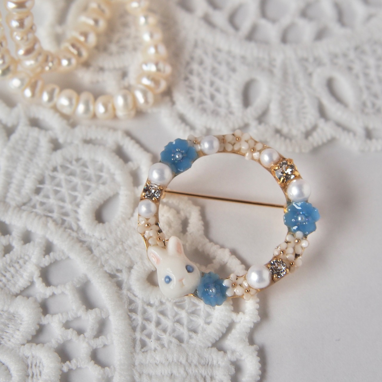 うさぎとブルーポピーリースブローチ