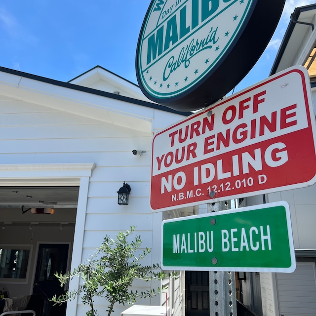 MALIBU BEACH【18in×6in】本場アメリカロードサイン　 看板　ディスプレー　ガレージ　アメリカンハウス ドッグラン　犬　表札