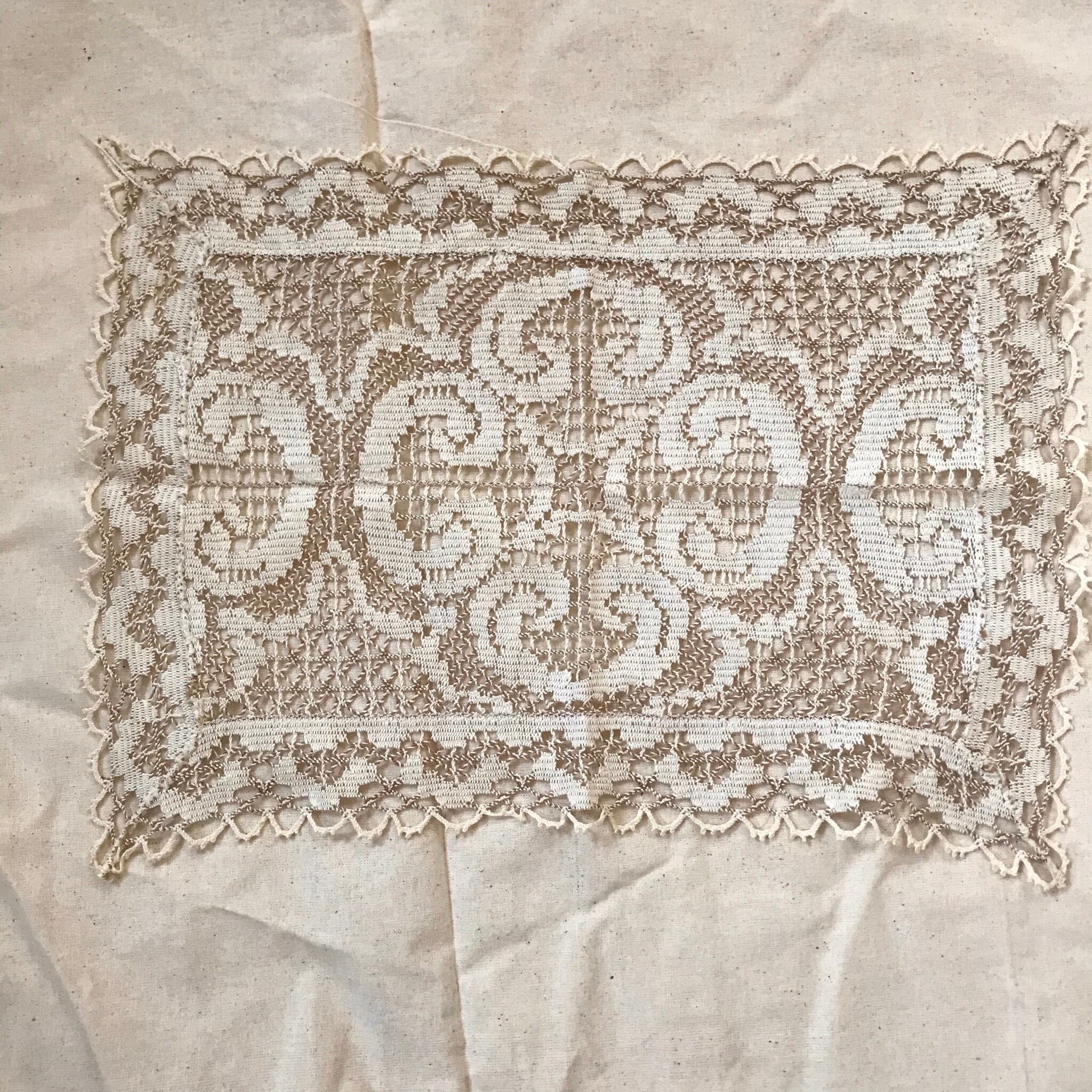 茶色と生成色のドイリー