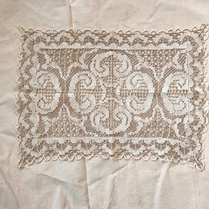 茶色と生成色のドイリー